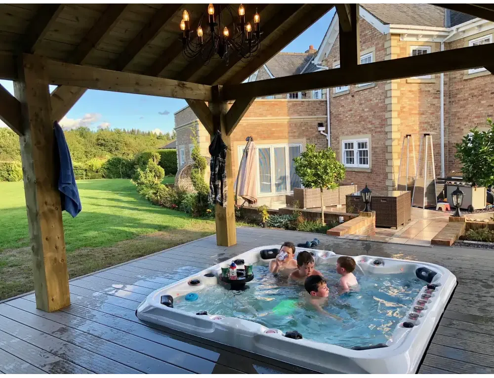 PassionSpa Excite Mighty Wave Whirlpool – weiße Ausführung, weißer Innenraum, blaues Wasser, schwarze Paneele