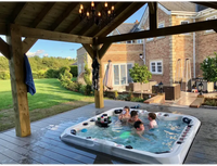PassionSpa Excite Mighty Wave Whirlpool – weiße Ausführung, weißer Innenraum, blaues Wasser, schwarze Paneele