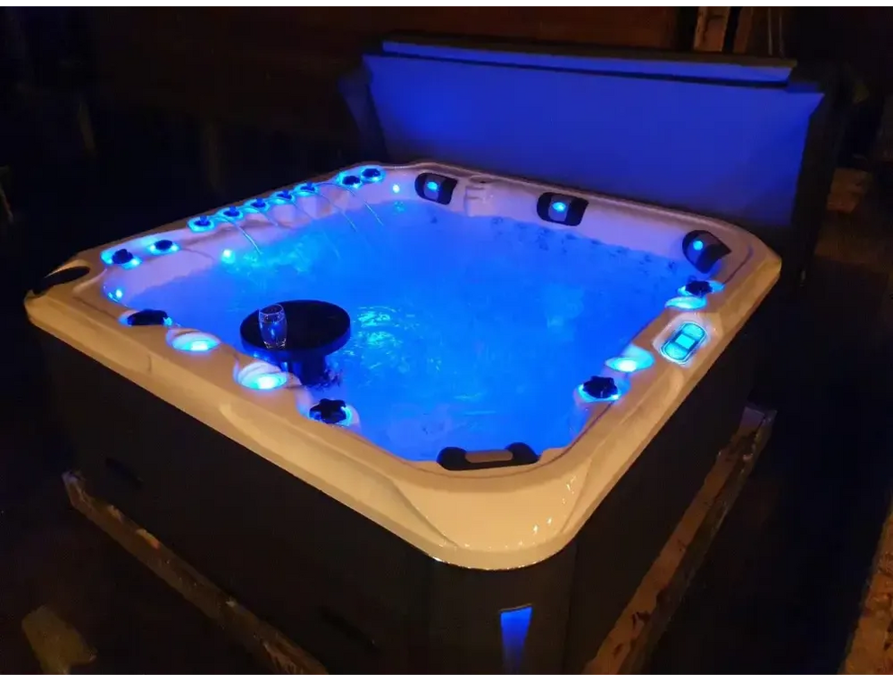 PassionSpa Felicity Mighty Wave Whirlpool – weiße Ausführung, blaue LED-Beleuchtung