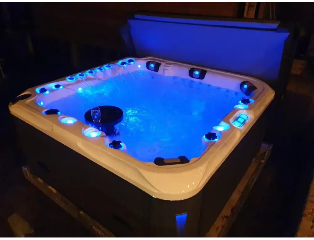 PassionSpa Felicity Mighty Wave Whirlpool – weiße Ausführung, blaue LED-Beleuchtung