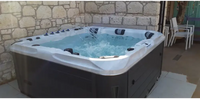 PassionSpa Felicity Mighty Wave Whirlpool – weiß und grau, schwarze Massagedüsen
