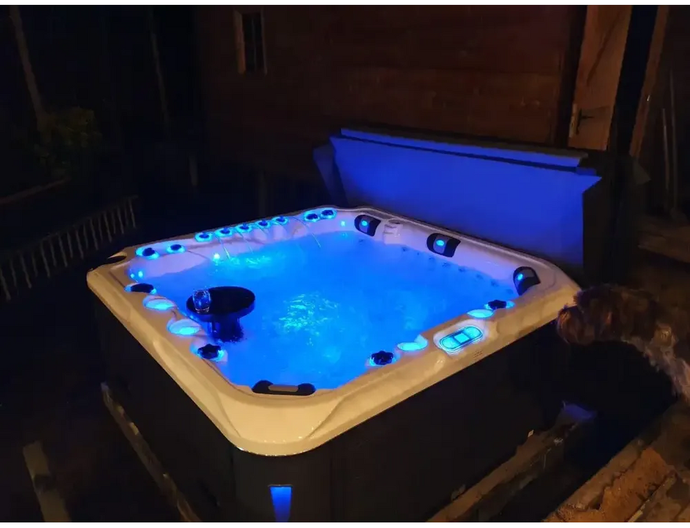 PassionSpa Felicity Mighty Wave Whirlpool – blaue Beleuchtung, schwarze und cremefarbene Außenseite, LED-beleuchtete Ränder