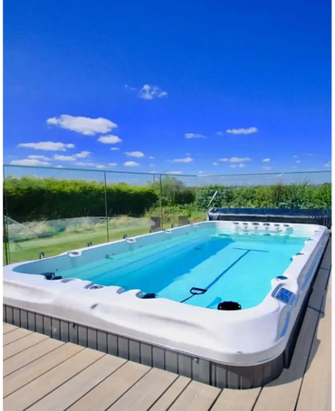 PassionSpa Fitness 1 Deep Swim-Spa – weiße Ausführung, blaues Wasser, graue Basis