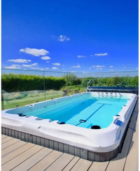 PassionSpa Fitness 1 Deep Swim-Spa – weiße Ausführung, blaues Wasser, graue Basis