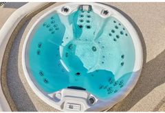 PassionSpa Recharge Whirlpool – Pure Collection, weiße Ausführung, türkisfarbenes Wasser, schwarze Massagedüsen
