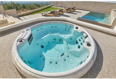 PassionSpa Recharge Whirlpool – Pure Collection, weiße Ausführung, türkisfarbenes Wasser, Massagedüsen