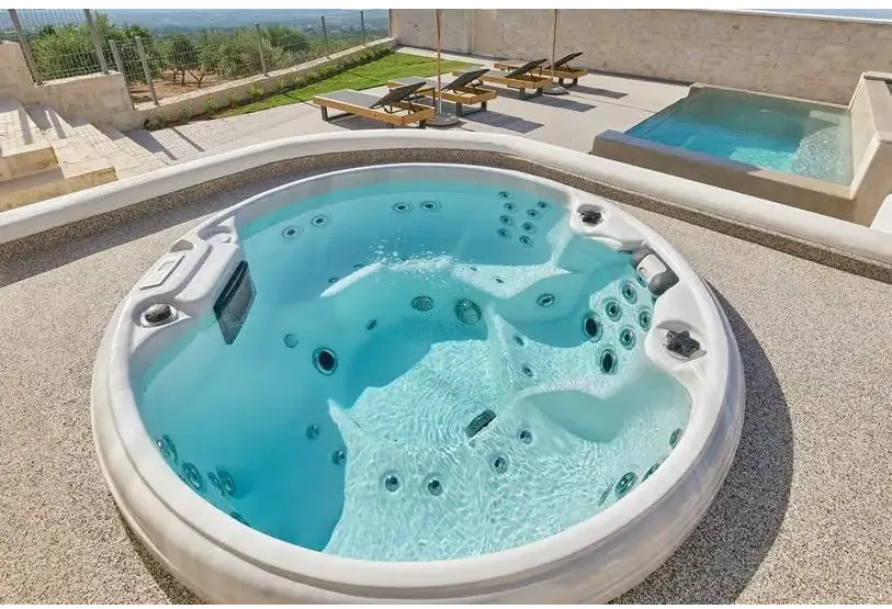 PassionSpa Recharge Whirlpool – Pure Collection, weiße Ausführung, türkisfarbenes Wasser, Massagedüsen