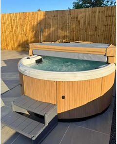 PassionSpa Recharge Whirlpool – Holzpaneel, graue Stoffabdeckung, passende Treppe