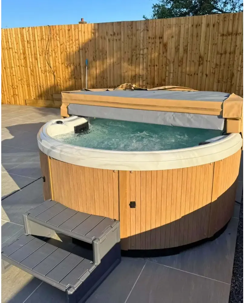 PassionSpa Recharge Whirlpool – Holzpaneel, graue Stoffabdeckung, passende Treppe