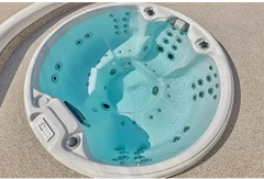 PassionSpa Recharge Whirlpool – Pure Collection, weiße Ausführung, türkisfarbenes Wasser, Massagedüsen