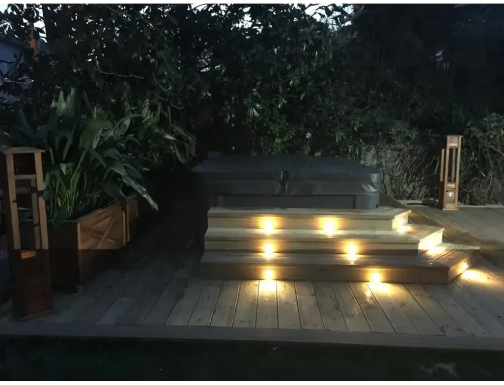 PassionSpa Relax Whirlpool – Pure Collection, dunkelgraue Oberfläche, Holztreppe, stimmungsvolle Beleuchtung