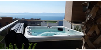 PassionSpa Relax Whirlpool – Pure Collection, weiße Ausführung, rechteckige Form, blaues Wasser, schwarze Paneele