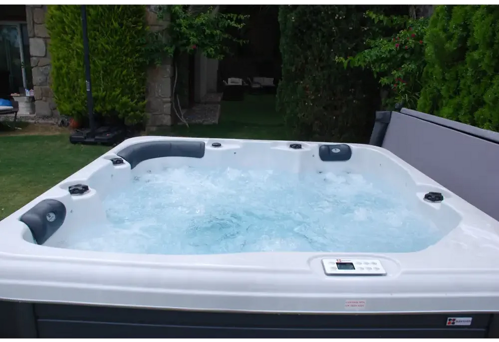 PassionSpa Relax Whirlpool – Pure Collection, weiß und grau, sprudelndes Wasser, schwarze Kopfstützen, Bedienfeld