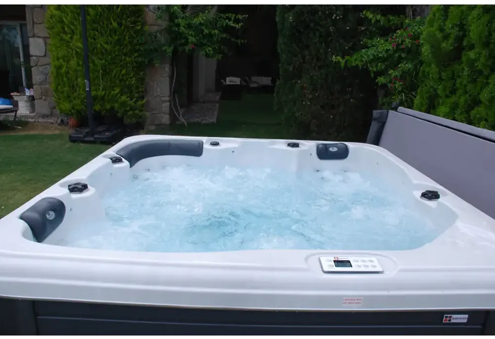 PassionSpa Relax Whirlpool – Pure Collection, weiß und grau, sprudelndes Wasser, schwarze Kopfstützen, Bedienfeld