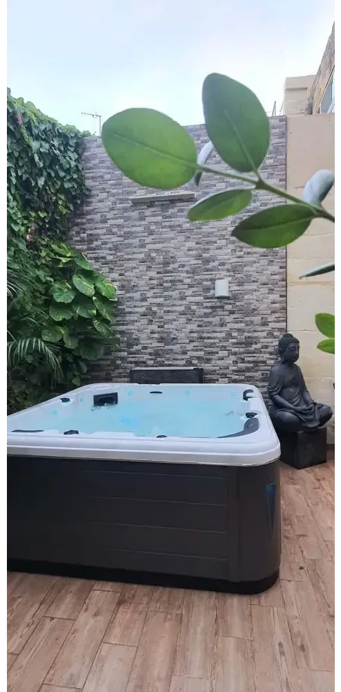 PassionSpa Relax Whirlpool – Pure Collection, dunkelgraue Oberfläche, weißer Streifen, blaues Wasser