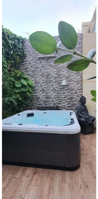 PassionSpa Relax Whirlpool – Pure Collection, dunkelgraue Oberfläche, weißer Streifen, blaues Wasser