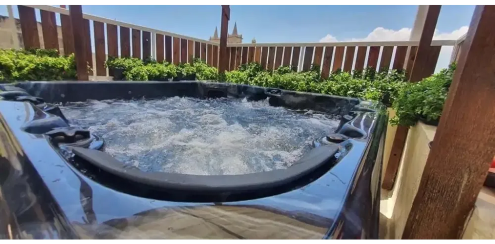 PassionSpa Relax Whirlpool – Pure Collection, schwarze Ausführung, sprudelndes Wasser, glänzender gebogener Rand