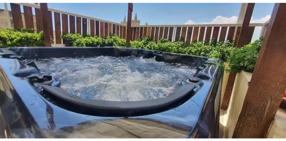 PassionSpa Relax Whirlpool – Pure Collection, schwarze Ausführung, sprudelndes Wasser, glänzender gebogener Rand