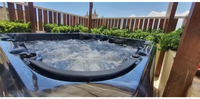 PassionSpa Relax Whirlpool – Pure Collection, schwarze Ausführung, sprudelndes Wasser, glänzender gebogener Rand