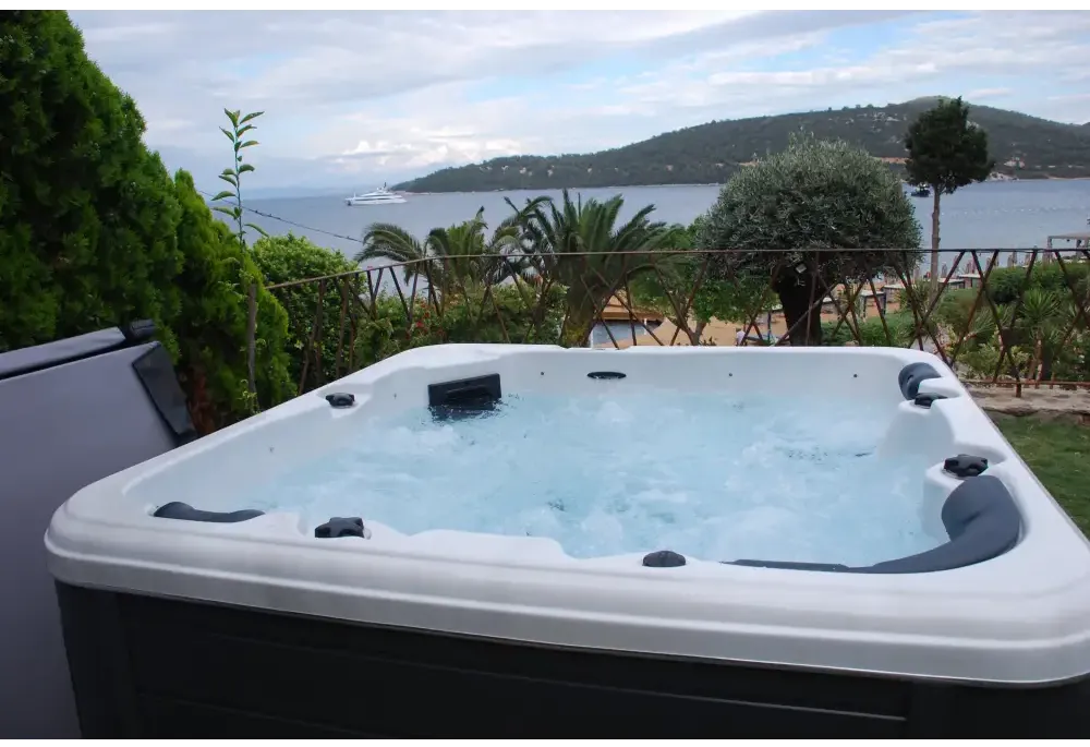 PassionSpa Relax Whirlpool – Pure Collection, weiß und schwarz, sprudelndes Wasser, modernes Design