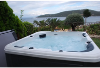 PassionSpa Relax Whirlpool – Pure Collection, weiß und schwarz, sprudelndes Wasser, modernes Design