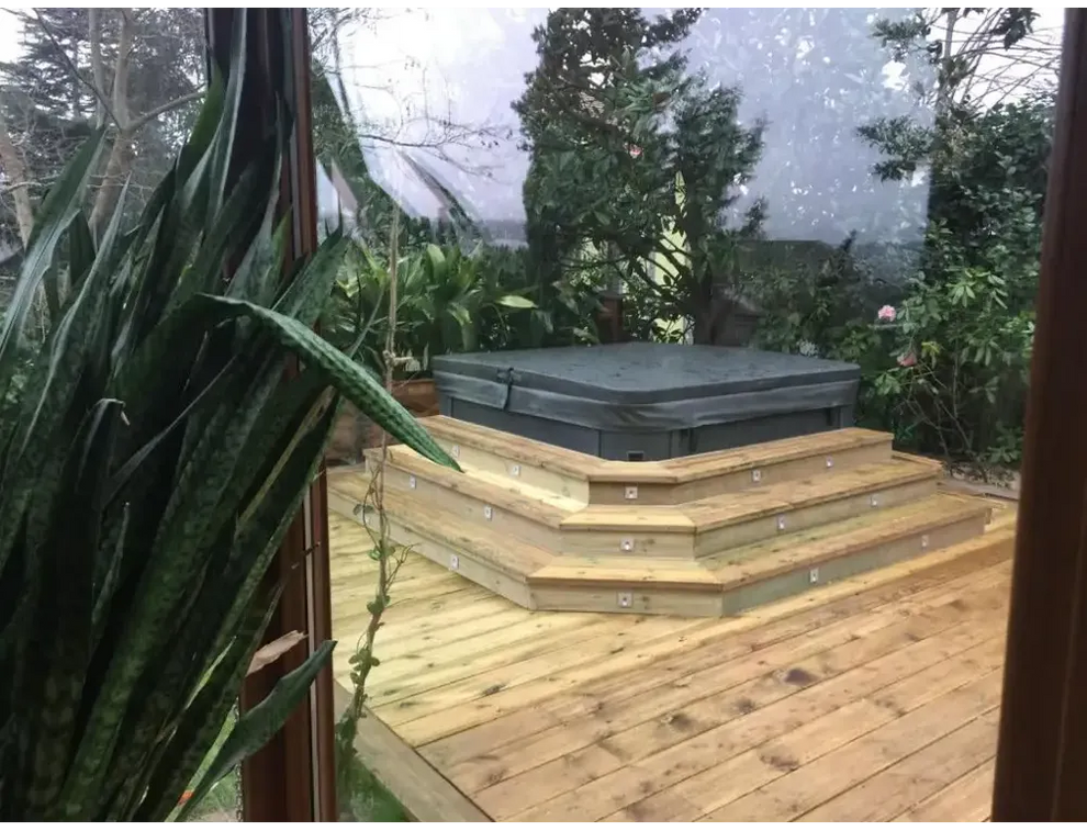 PassionSpa Relax Whirlpool – Pure Collection, dunkelgraue Oberfläche, Holzterrasse, Treppe