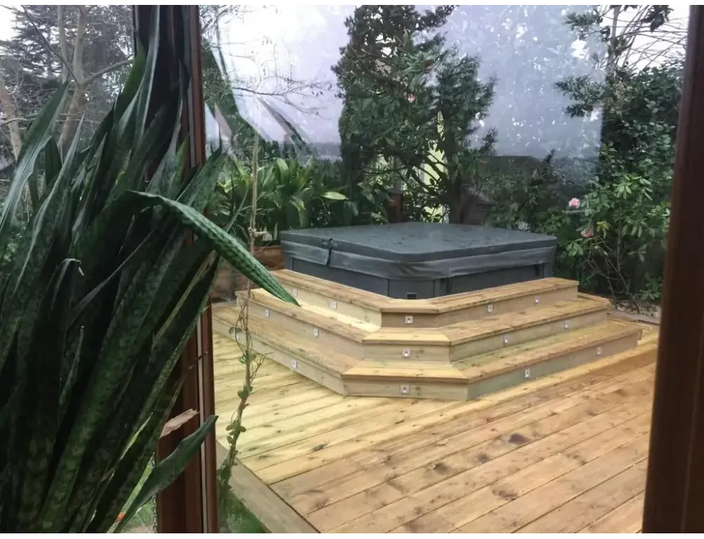 PassionSpa Relax Whirlpool – Pure Collection, dunkelgraue Oberfläche, Holzterrasse, Treppe