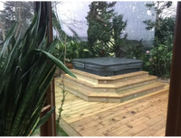 PassionSpa Relax Whirlpool – Pure Collection, dunkelgraue Oberfläche, Holzterrasse, Treppe