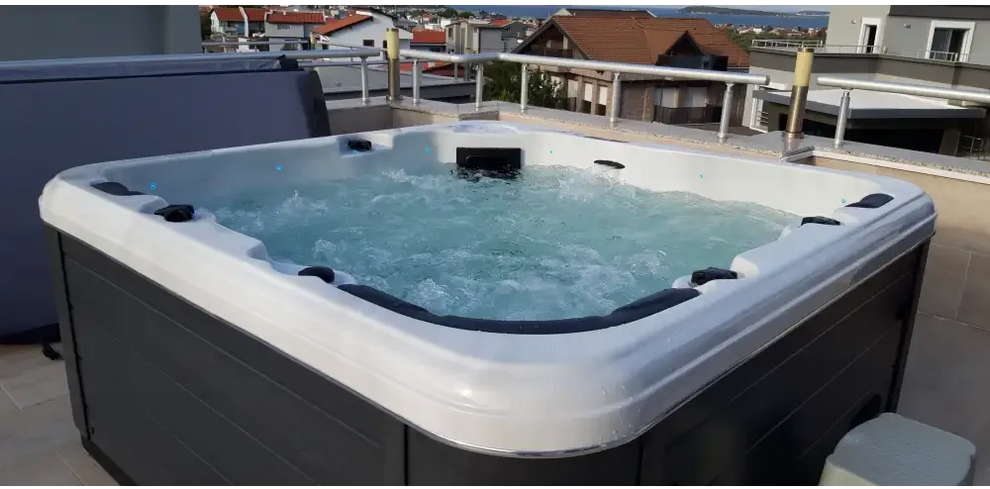 PassionSpa Relax Whirlpool – Pure Collection, weiß und schwarz, sprudelndes Wasser, blaues Wasser