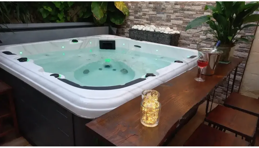 PassionSpa Relax Whirlpool – Pure Collection, weißer Innenraum, schwarze Akzente, grüne LED-Beleuchtung
