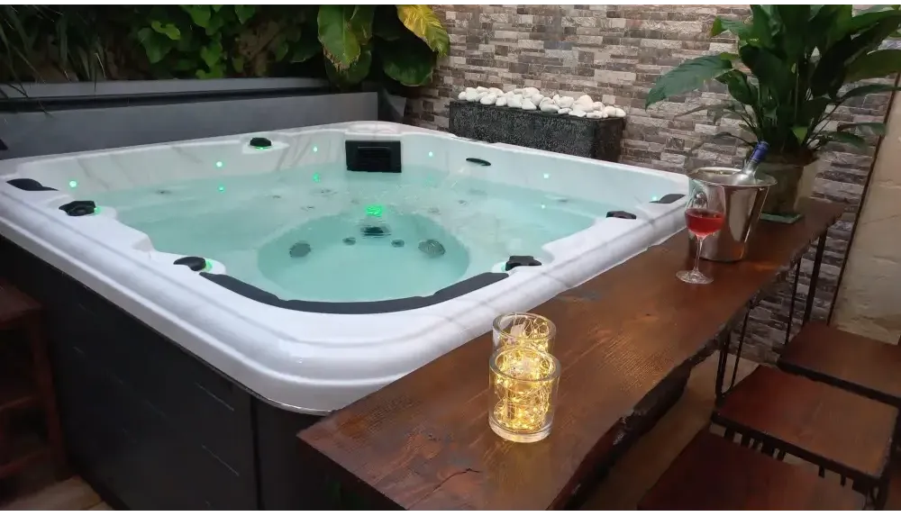 PassionSpa Relax Whirlpool – Pure Collection, weißer Innenraum, schwarze Akzente, grüne LED-Beleuchtung