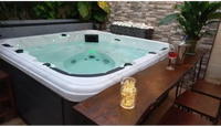 PassionSpa Relax Whirlpool – Pure Collection, weißer Innenraum, schwarze Akzente, grüne LED-Beleuchtung