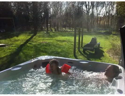 PassionSpa Relax Whirlpool – Pure Collection, graue Ausführung, sprudelndes Wasser, zwei Personen beim Entspannen