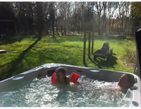 PassionSpa Relax Whirlpool – Pure Collection, graue Ausführung, sprudelndes Wasser, zwei Personen beim Entspannen