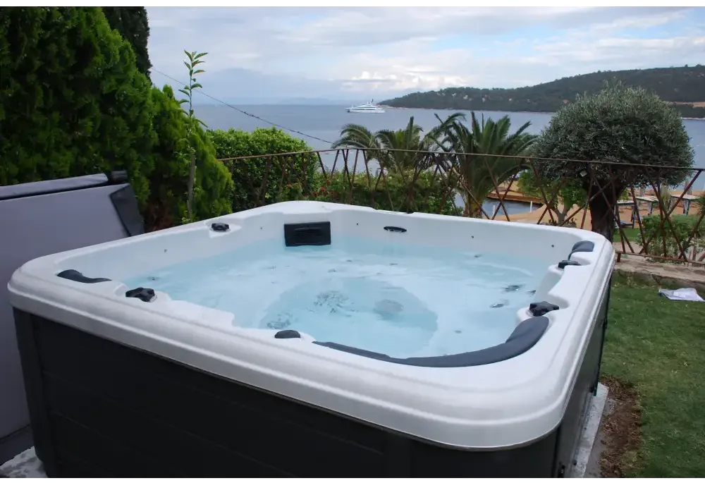 PassionSpa Relax Whirlpool – Pure Collection, weiß und schwarz, modernes Design
