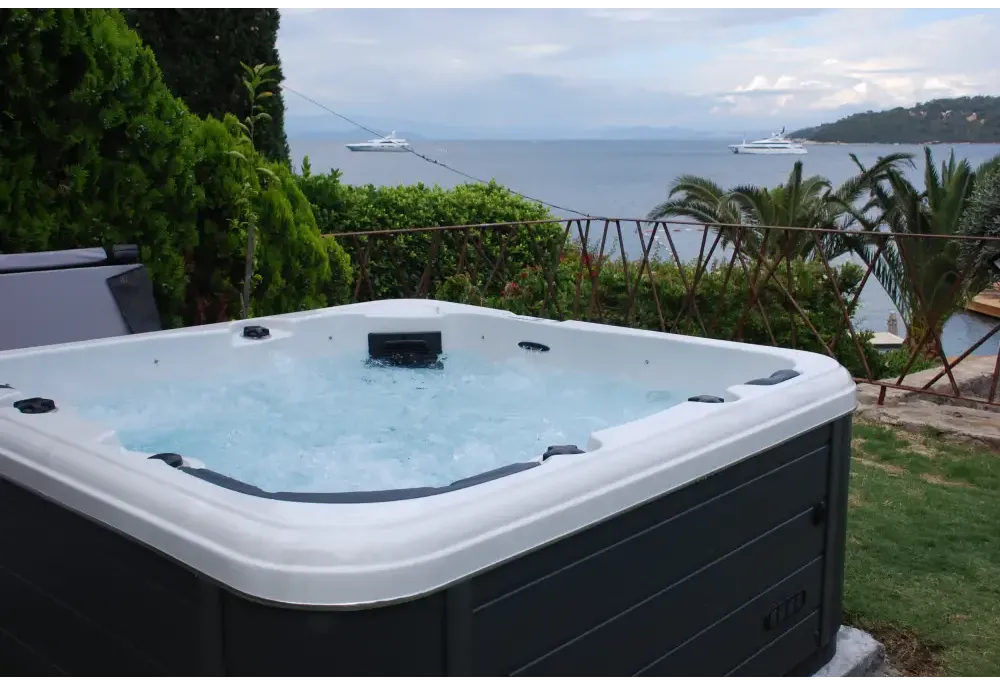 PassionSpa Relax Whirlpool – Pure Collection, weiß und schwarz, sprudelndes Wasser