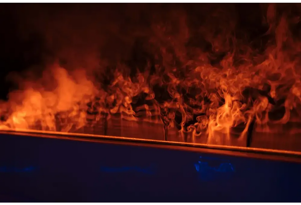 PassionSpa Serene 6 Whirlpool – Feuerstelle, orangefarbene Flammen, dunkle Oberfläche