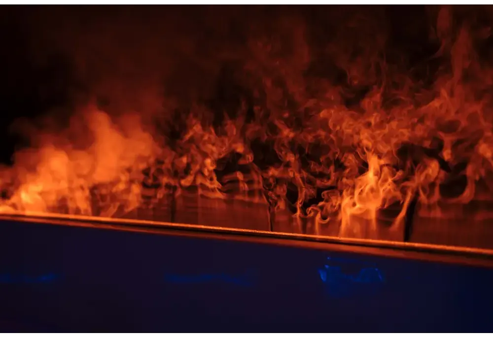 PassionSpa Serene 6 Whirlpool – Feuerstelle, orangefarbene Flammen, dunkle Oberfläche