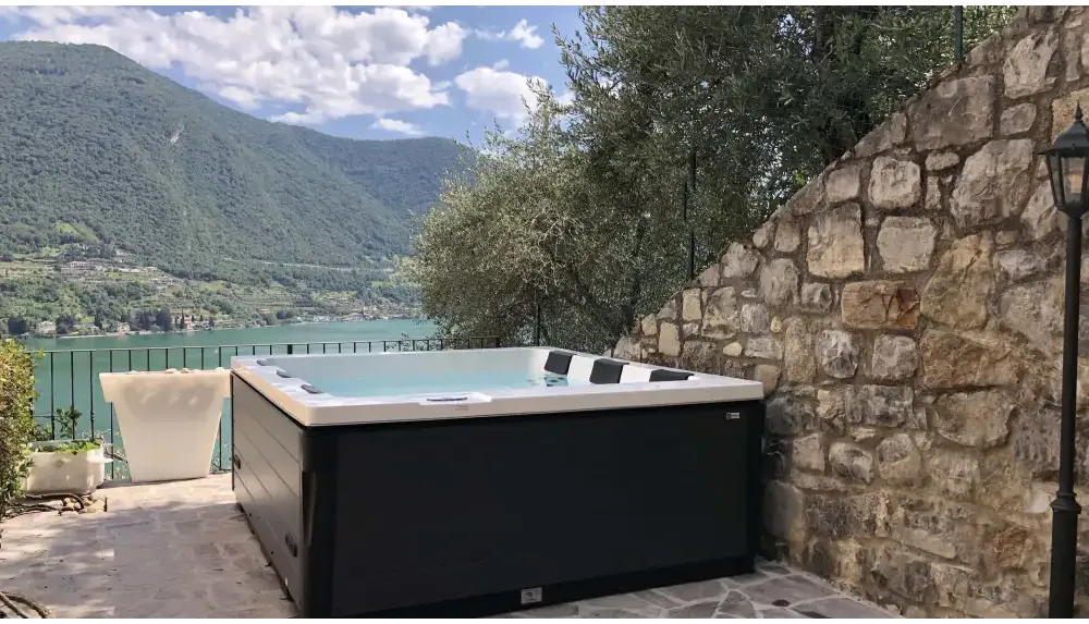 PassionSpa Serene 6 Whirlpool – Feuerstelle, weiß und schwarz, modernes Design, Steinwand