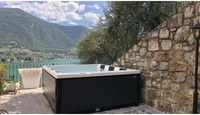 PassionSpa Serene 6 Whirlpool – Feuerstelle, weiß und schwarz, modernes Design, Steinwand