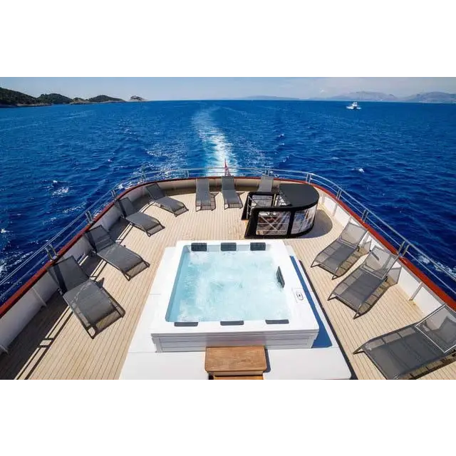 PassionSpa Serene 6 Whirlpool – weiße Ausführung, rechteckige Form, klares blaues Wasser, schwarzer Rand, auf einem Bootsdeck