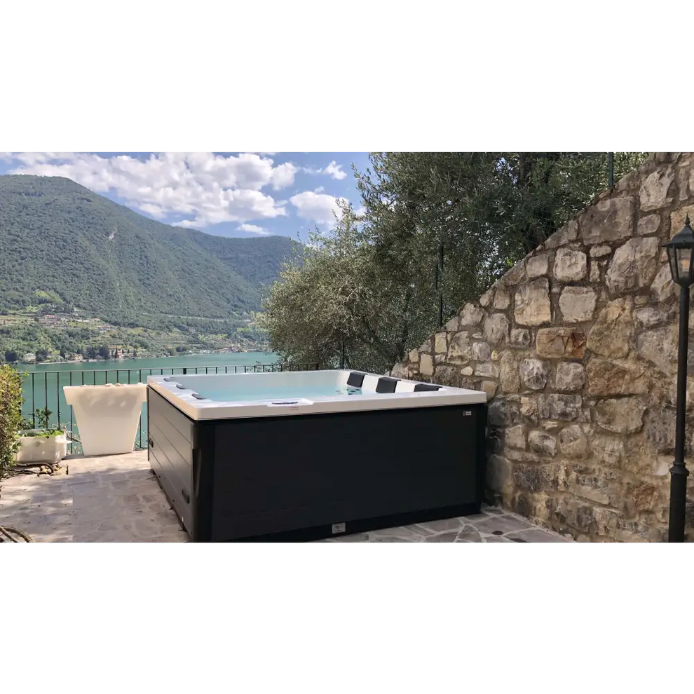 PassionSpa Serene 6 Whirlpool – weiß und schwarz, modernes Design, Steinwand