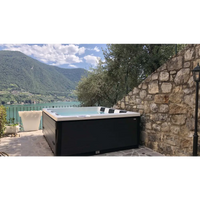 PassionSpa Serene 6 Whirlpool – weiß und schwarz, modernes Design, Steinwand