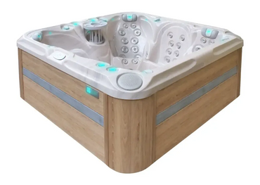 PassionSpa Solace Whirlpool – modernes Design, weiße Ausführung, helle Holzverkleidung, silberfarbene Details