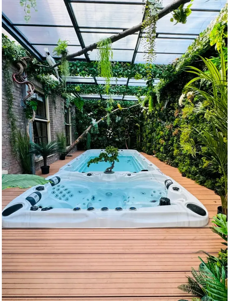 PassionSpa Spirit Swim-Spa – Sport Collection, weißer Innenraum, schwarze Massagedüsen, umgebendes Grün, Dach mit transparenten Paneelen