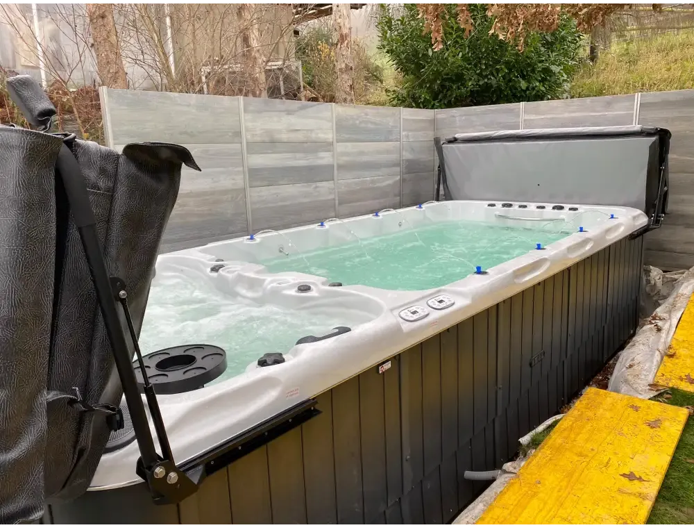 PassionSpa Spirit Swim-Spa – weiß und schwarz, türkisfarbenes Wasser, Massagedüsen