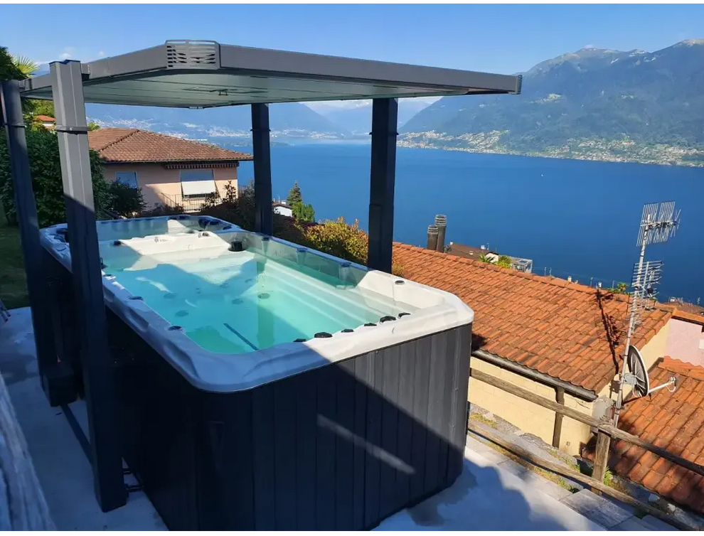 PassionSpa Spirit Swim-Spa – weiß und schwarz, Dach, auf einer Dachterrasse, Seeblick