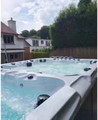 PassionSpa Vitality Deep Swim-Spa – Sport Collection, graue Ausführung, sprudelndes Wasser, türkisfarbenes Wasser