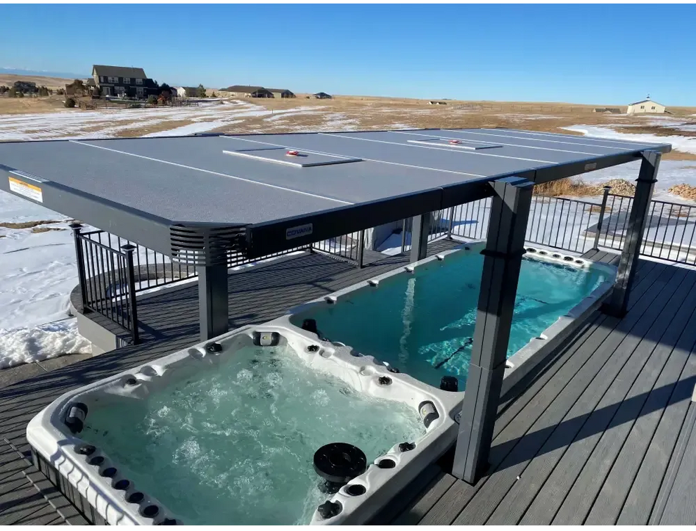 PassionSpa Vitality Swim-Spa – graues Solarpaneeldach mit schwarzem Metallrahmen, Terrassenbereich