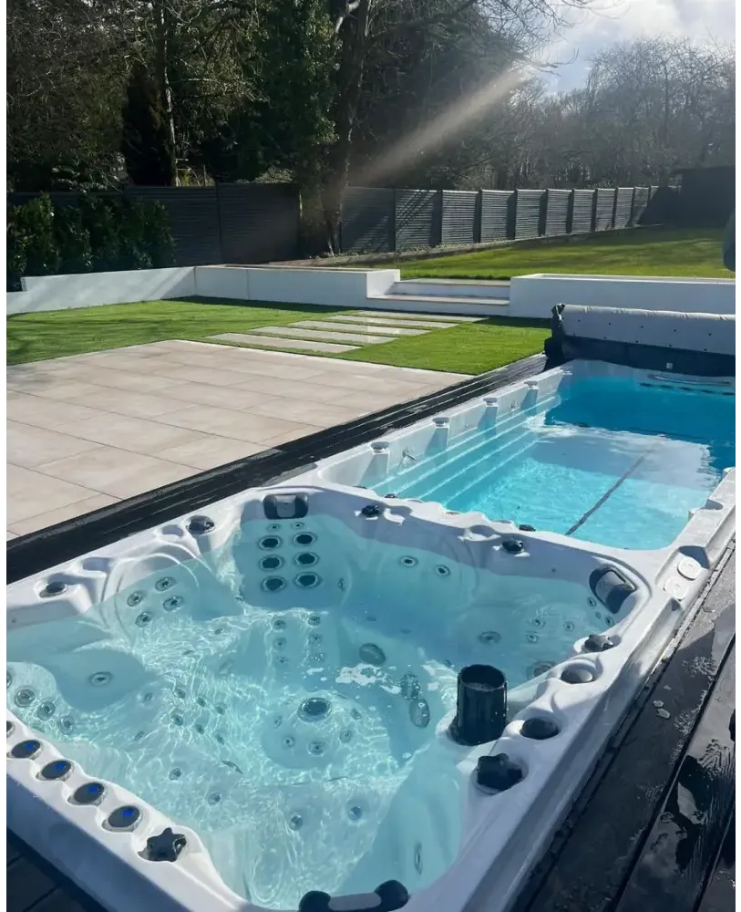 PassionSpa Vitality Swim-Spa – weiße Ausführung, weißer Innenraum, blaues Wasser, schwarze Massagedüsen